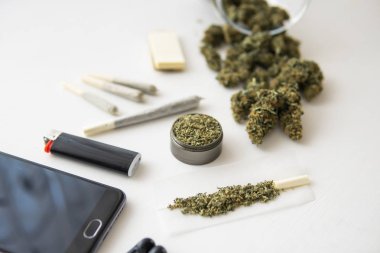 yakın çekim, marihuana ile ortak, taze okum ile öğütücü , siyah masa üzerinde Esrar tomurcukları,