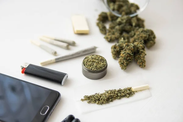 Close-up, joint met marihuana, grinder met vers onkruid, cannabis toppen op zwarte tafel, — Stockfoto