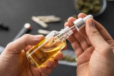 tıbbi marihuana kavramı, kenevir ürün, Cbd esrar Yağı. Pipet, doğal ot, yakın kapama Esrar yağı El tutma şişesi,