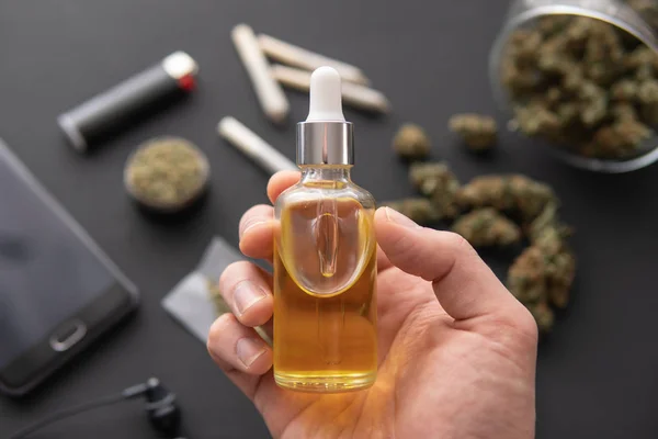 Medicinale marihuana concept, handvat fles Cannabis olie in pipet, natuurlijk kruid, CBD cannabis olie. close-up, hennepproduct, — Stockfoto