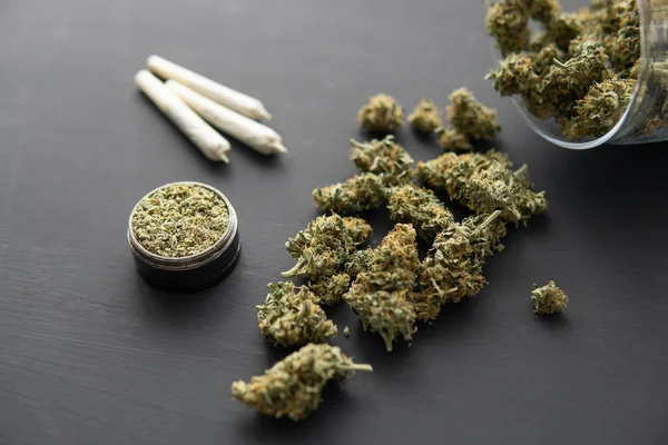 Penggiling dengan ganja segar, bersama dengan gulma, pandangan atas dekat, Cannabis tunas di atas meja hitam, — Stok Foto