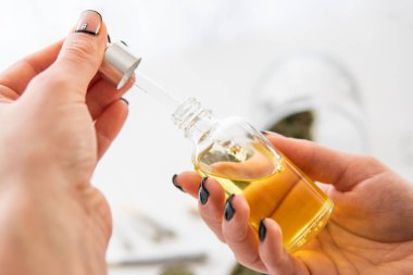 pipet kadın elinde petrol Esrar Cbd, ayık ürün, tıbbi kenevir kavramı, yakın çekim, beyaz arka plan üzerinde marihuana özü,