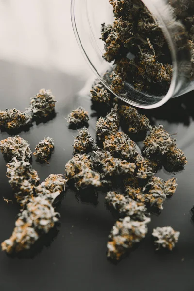 Kopyalama alanı için esrarın arka planda el ele tutuşması. Kenevir tomurcukları için CBD ve THC. Kapatın. Blunt ve Lighters. Bitki öğütücü Taze marihuana.