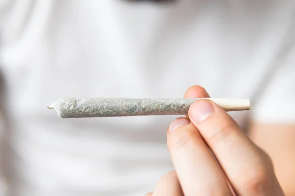 Cannabis joint Close up. Concepto de uso de marihuana . —  Fotos de Stock