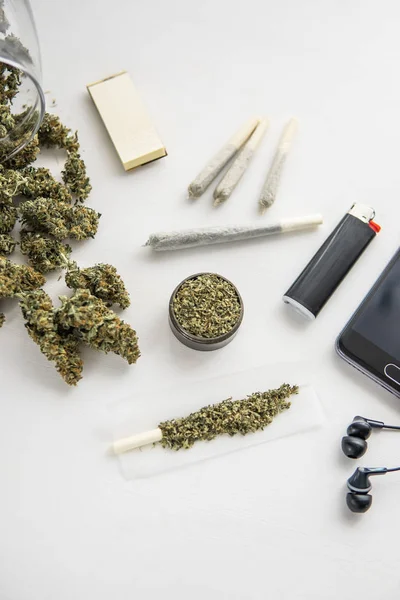 Csiszoló friss fűvel, közelről, Cannabis bimbók fekete asztalon, ízületi marihuána, függőleges lövés — Stock Fotó