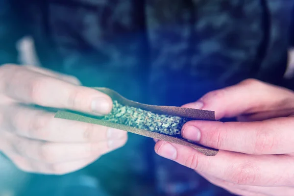 Fecha. Concepção de narcóticos. Homem preparando e enrolando maconha cannabis Blunt. Close up de viciado acendendo maconha Blunt com isqueiro. Homem enrolando uma maconha Uso de drogas contundente . — Fotografia de Stock