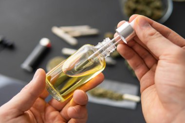 Pipette bir şişe kenevir yağı, doğal bitki, yakın plan, tıbbi marihuana konsepti, CBD kenevir yağı. kenevir ürünü,