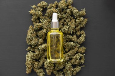 Pipette esrar yağı, esrar marihuana konsepti, üst görünüm, CBD medikal yağ, dikey çekim