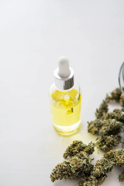 Medizinisches Marihuana-Konzept, Nahaufnahme, Hanfprodukt, CBD-Cannabisöl. Flasche Cannabisöl in Pipette, vertikaler Schuss — Stockfoto