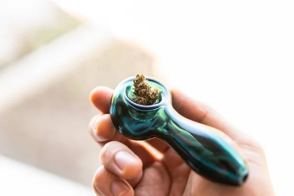 Marihuana rauchende Pfeife in der Hand. Cannabis-Unkraut — Stockfoto