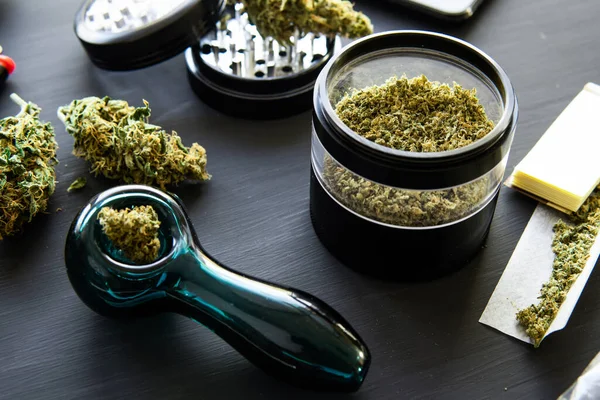 Cannabis legalisation. CBD and THC on buds cannabis. Macro — Stock Photo, Image