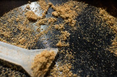 Öğütücüde kief makro. Indica THC CBD. Marihuana. Yaklaş. Sativa tıbbi sağlığı.