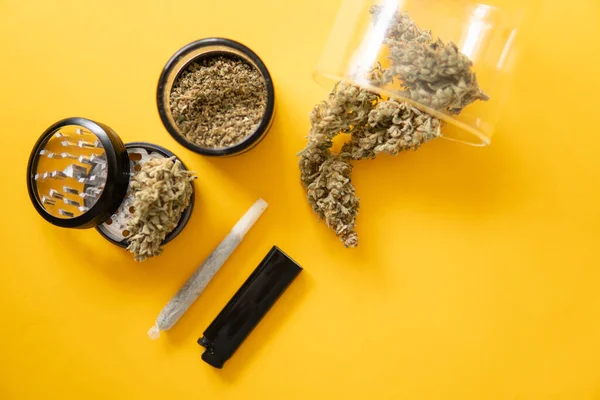 Marihuana Natuurvriend Gele Achtergrond Pot Laat Knoppen Cannabis Wiet Knop — Stockfoto