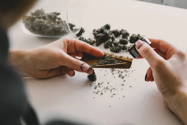 Cannabisgebruik Concept Het Bereiden Rollen Van Marihuana Cannabis Joint Sluiten — Stockfoto