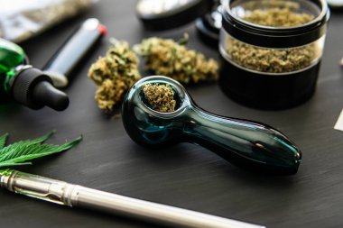 Esrarın yasallaştırılması. Esrar tüttürme piposu CBD ve THC on bud