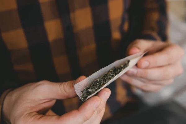 Preparando Enrollando Marihuana Cannábica Conjunta Concepto Consumo Cannabis Rodando Porro — Foto de Stock