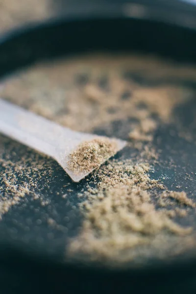 Kief Makro Kvarn Sativa Medicinsk Hälsa Närbild Vertikalt Skott Marijuana — Stockfoto