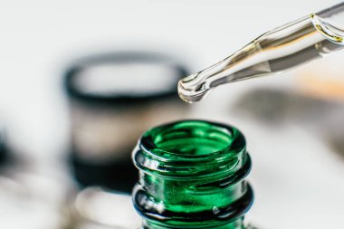 Esrar Özütü, Petrol THC CBD Onkoloji Tedavisi. Yakın plan, kenevir ürünü, tıbbi marihuana. Bir doktorun elinde esrar bulunan haplar..