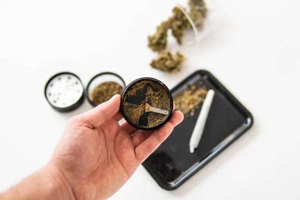 Grytan Lämnar Knoppar Thc Cbd Grinder Och Cannabis Gräs Knopp — Stockfoto