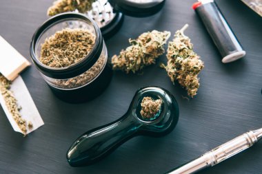 Esrarın yasallaştırılması. Esrar tüttürme piposu CBD ve THC on bud