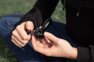 Indica sağlık sigortası. Doğal arka plan. Sativa THC CBD. Kenevir doğa tomurcuğu elimizde. Esrar otu tomurcuğu ve öğütücü.