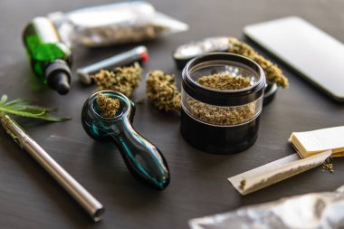 Esrarın yasallaştırılması. Esrar tüttüren Makro Kenevir tomurcuğu
