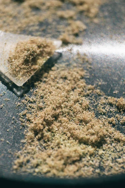 Kief Makro Kværn Marihuana Indica Thc Cbd Tæt Lodret Skud - Stock-foto