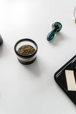 Beyaz arka plan. Marihuana otu. Marihuana doğası. Üst Manzara. Kenevir öğütücüde tomurcuklanır. Şeker saksısı tomurcuklara yapışıyor. CBD THC şifalı bitkisi. Sativa tıbbi sağlığı.