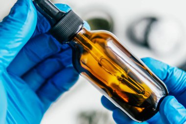 Bir doktorun elinde esrarlı haplar. Esrar Özütü, Petrol THC CBD Onkoloji Tedavisi.