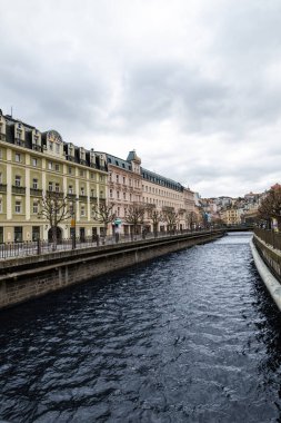 Vltava Nehri üzerindeki Charles Köprüsü. Prag manzarası. Prag 'ın Eski Şehir' deki detayları. Çek Cumhuriyeti. Dikey Çekim