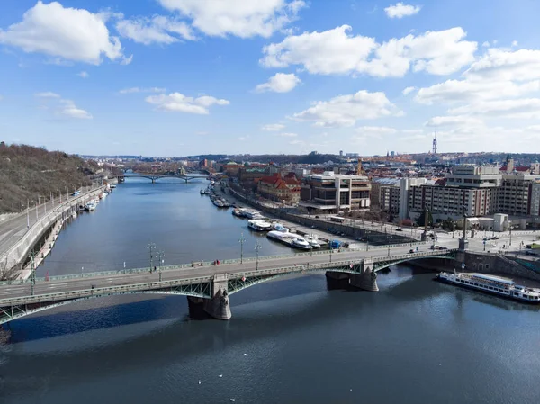 Карлов мост через реку Влтаву. Вид на Прагу. Деталь Праги в Старом городе. Чехия — стоковое фото