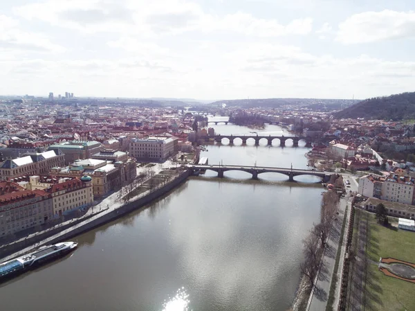 Karelsbrug over de Moldau. Uitzicht op Praag. Detail van de Praag in de oude binnenstad. Tsjechische Republiek — Stockfoto