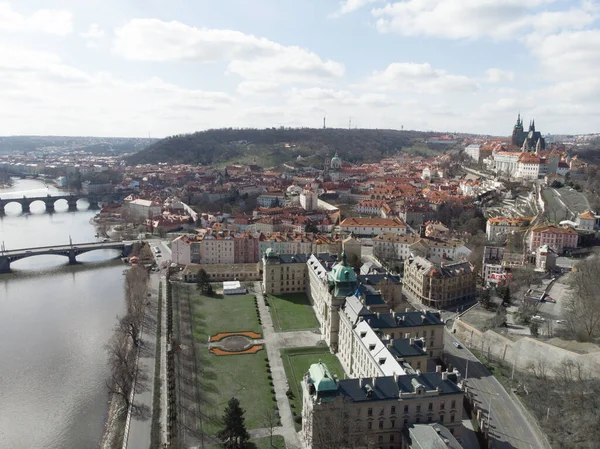 Карлов мост через реку Влтаву. Вид на Прагу. Деталь Праги в Старом городе. Чехия — стоковое фото