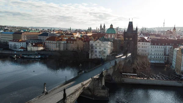 Puente de Carlos sobre el río Moldava. Vista de Praga. Detalle de Praga en la Ciudad Vieja. República Checa — Foto de Stock