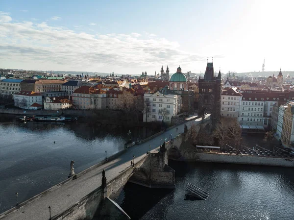 Vltava Nehri üzerindeki Charles Köprüsü. Prag manzarası. Prag 'ın Eski Şehir' deki detayları. Çek Cumhuriyeti — Stok fotoğraf