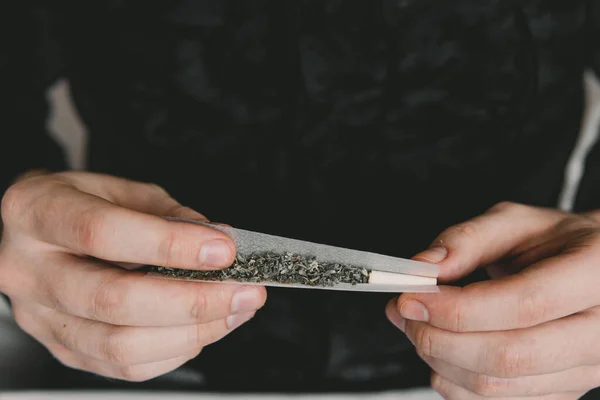 Μαριχουάνα Χρήση Έννοια Κοντινό Πλάνο Μαριχουάνας Μύλο Γυναίκα Προετοιμασία Και — Φωτογραφία Αρχείου