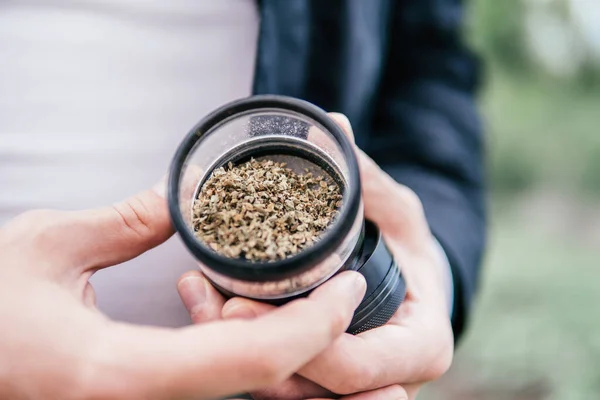 Kesehatan Medis Indica Grinder Untuk Gulma Tangan Daun Pot Pada — Stok Foto