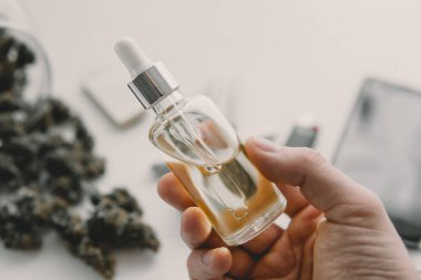 CBD kenevir yağı. Kenevir ürünü, tıbbi marihuana konsepti, pipette bir şişe kenevir yağı, doğal bitki, kapat.,