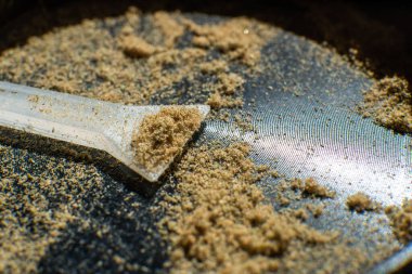 Öğütücüde kief makro. Marihuana Indica THC CBD. Sativa tıbbi sağlığı. Dikey görüntüyü kapat.