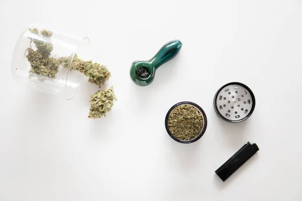 Latar Belakang Putih Obat Cbd Thc Cannabis Tunas Grinder Marijuana — Stok Foto