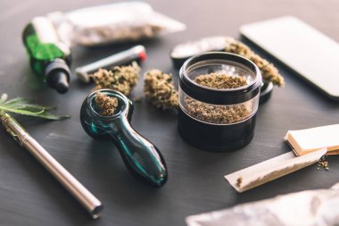Esrarın yasallaştırılması. Esrar tüttürme piposu CBD ve THC on bud