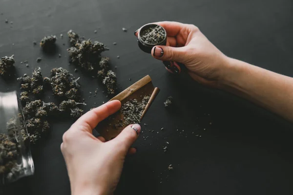 Concept Consommation Cannabis Rouler Joint Marijuana Gros Plan Marijuana Émoussée — Photo