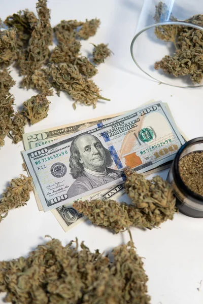 Marihuána Dollárbankjegyek Cannabis Pénz Fekete Piacon Fehér Háttér Kannabisz Közgazdaságtanból — Stock Fotó