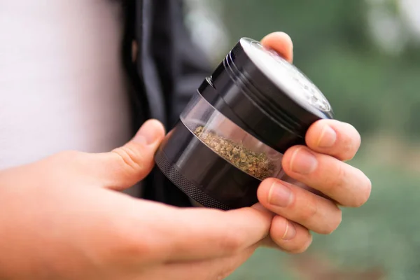 Cânabis Broto Natural Cachimbo Fumar Mão Maconha Erva Broto Moedor — Fotografia de Stock