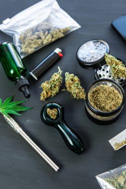 Esrarın yasallaştırılması. Esrar tüttürme piposu CBD ve THC on bud