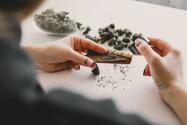 Rodando Porro Marihuana Concepto Consumo Cannabis Preparando Enrollando Marihuana Cannábica —  Fotos de Stock