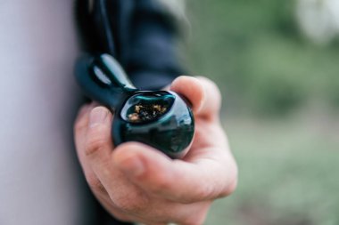 Indica sağlık sigortası. Ot tomurcuklara yapışıyor. Kenevir doğa otu. Elde sigara piposu. Esrar tomurcuğu ve öğütücü. Sativa THC CBD.
