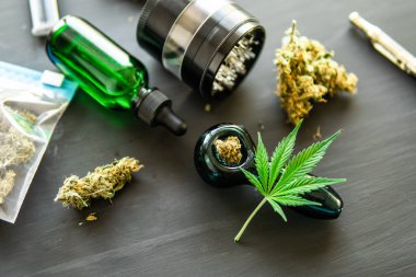 Esrar piposu CBD ve THC esrar tomurcukları üzerinde.