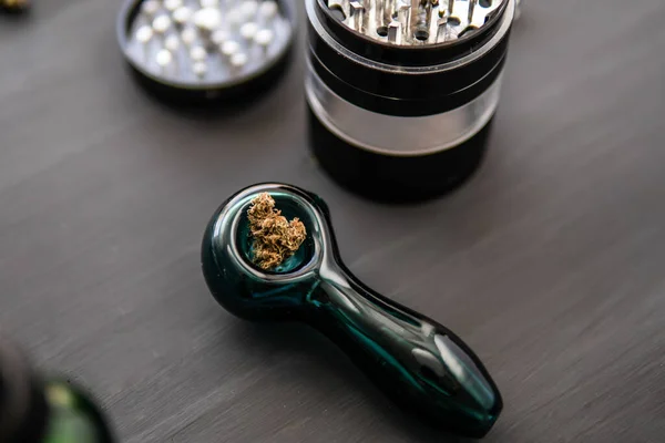 Cannabis Knospen Unkraut Auf Schwarzem Holz Hintergrund Marihuana Mühle — Stockfoto