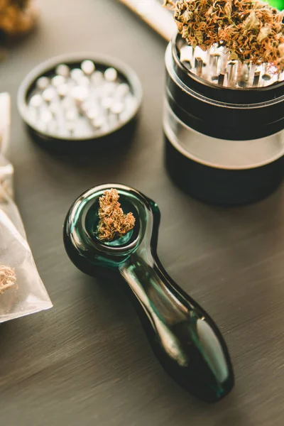Cannabis-Knospen auf schwarzem Holz-Hintergrund. CBD und THC — Stockfoto
